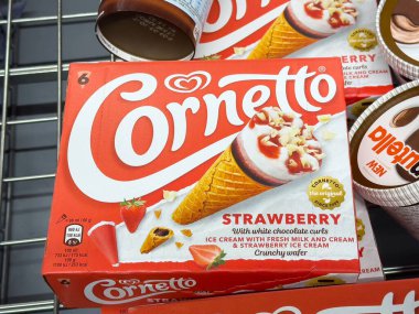 Cornetto çilekli dondurma kutusu süpermarket dondurucusunda..