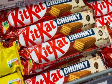 Rafta küçük çikolatalar var..