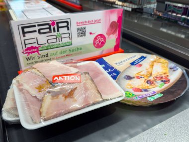 Süpermarket taşıma bandı görüntüsünde paketlenmiş et ve krep karışımı.