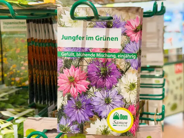 Çiçek tohumu paketi canlı çiçek resimlerinin sergilendiği bahçe mağazasında sergileniyor.