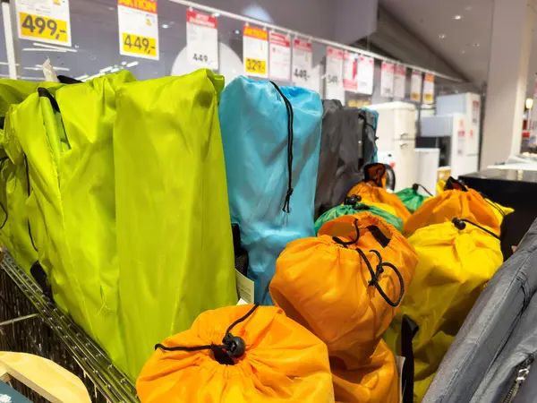 Mağaza koridorunda fiyat etiketleriyle gösterilen renkli valizler.