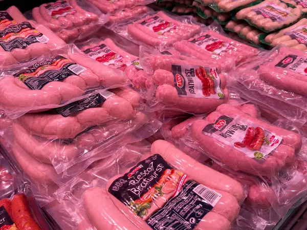 Süpermarkette soğutmalı koridorda çeşitli sosisler sergileniyor..