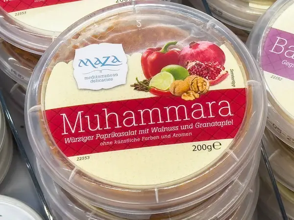 Cevizli ve nar soslu Muhammara, yakın plan..