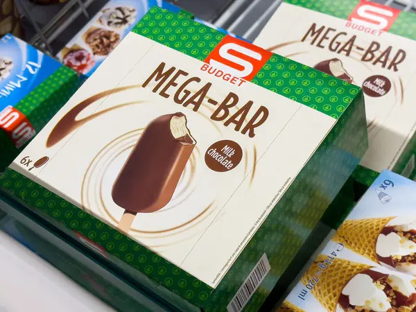 Dondurucuda bütçe etiketi olan çikolatalı dondurma kutusu..