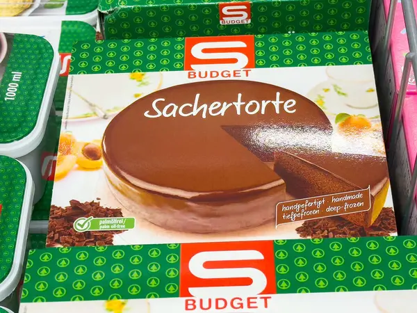 Marketin dondurucu bölümünde paketlenmiş sakhertorte çikolatalı kek..