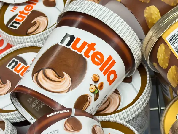 Nutella fındık ezmesi kapları süpermarket raflarında sergilenir..