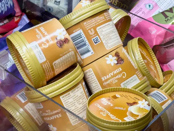 Süpermarketteki dondurucuda Alman dondurmacıları var..