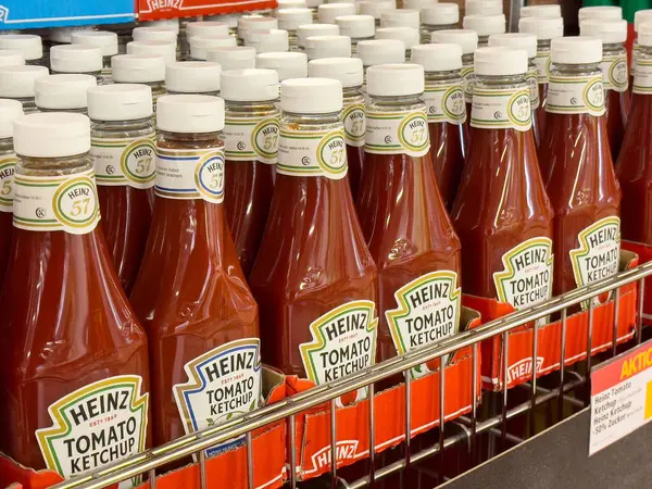 Heinz domates ketçap şişeleri raflarda sergileniyor..