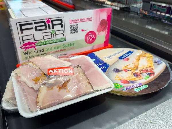 Süpermarket taşıma bandı görüntüsünde paketlenmiş et ve krep karışımı.