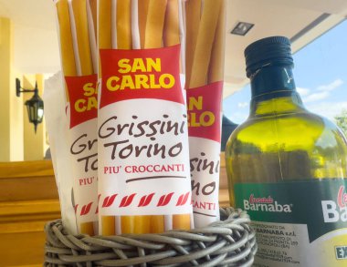 Hasır sepette San Carlo Grissini Torino ve Barnaba zeytinyağı.