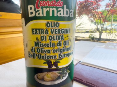 Leonardo barnaba zeytinyağı şişesi. Ekmek ve zeytin resimli..