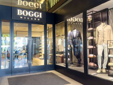 Milano 'da gösterilen takım elbiseli şık erkek modası mağazası..