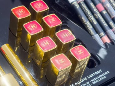 Gösterimde lüks Chanel ruj ve dudak kalemi koleksiyonu.