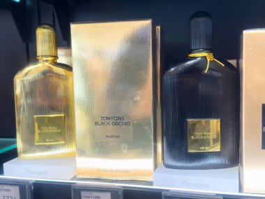 Tom Ford siyah orkide parfüm şişeleri altın ve siyah ambalajla sergileniyor.