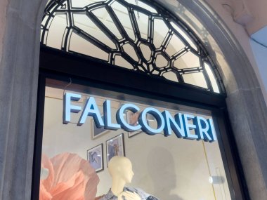 Manken görüntüsü ve şık mimarisi olan Falconeri mağazası önü.