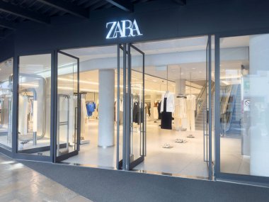 İçinde cam kapılar ve giysi vitrinleri olan modern zara mağazası.