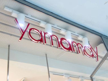 Yamamay perakende mağazası için kırmızı harfli çağdaş mağaza önü tabelası.