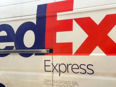 Şirket logosu ve markası olan Fedex Express dağıtım aracı..