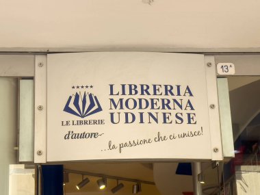 Libreria moderna Udinese tabelası İtalyan kitapçısının girişinde..