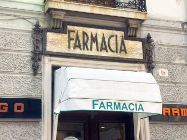 Süslü mimari ve tabelalı tarihi Avrupa eczane girişi.
