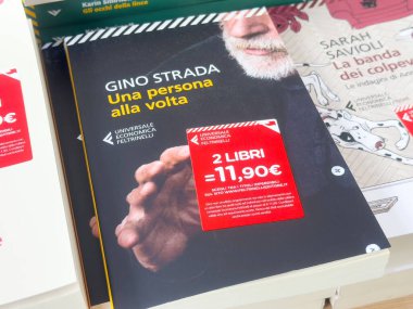 İtalyan kitapçısında Gino strada kitap kapağı sergisi.