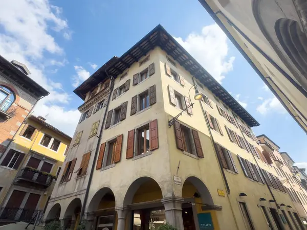 Tarihsel Avrupa mimarisi: kemerli pencereli klasik binanın dışı.