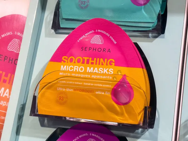 Sephora yatıştırıcı hidrojel mikro maskeler mağazada sergilenir.