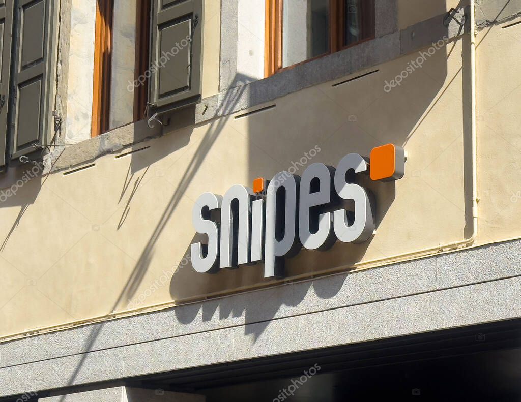 Snipes storefront sign on urban building facade.
