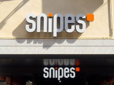 Modern tasarım ve kalın tipografi ile Snipes mağaza önü tabelası.