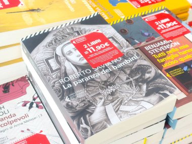 Göz alıcı kapakları ve indirimli İtalyan edebiyatının yer aldığı kitap sergisi.
