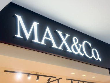 Aydınlatılmış Max & co. Modern ticari binadaki mağaza tabelası.