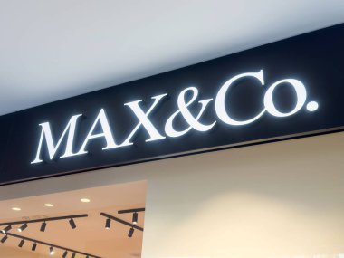 Max&co. Cesur markalaşma ve şık tasarımlı mağaza önü tabelası.