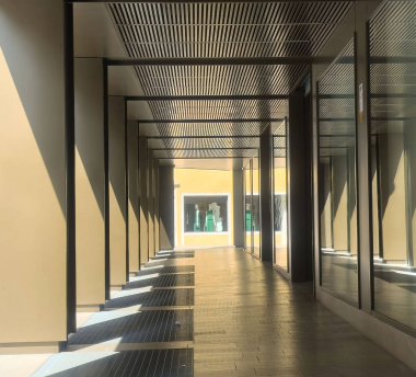 Geometrik gölgeli günışığı modern mimari koridoru.