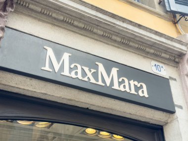 Tarihi şehir binasında Maxmara mağaza vitrini tabelası.