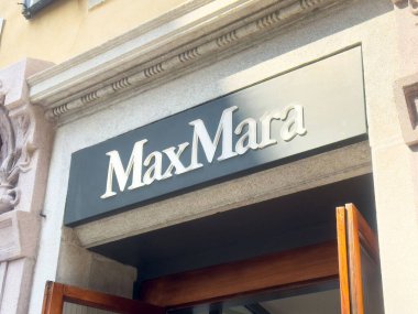 Taş bina dış tarafında Maxmara mağaza giriş tabelası.