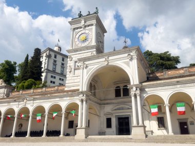 Udine, İtalya bayraklı saat kulesi ve loggia del Lionello kemerleri..
