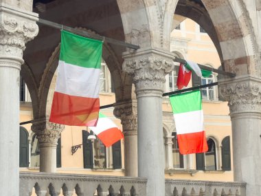 Tarihi Verona şehir mimarisinde İtalyan bayrakları sallanıyor.