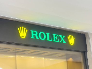 Lüks Rolex mağaza önü tabelası ve simgesel taç logosu.