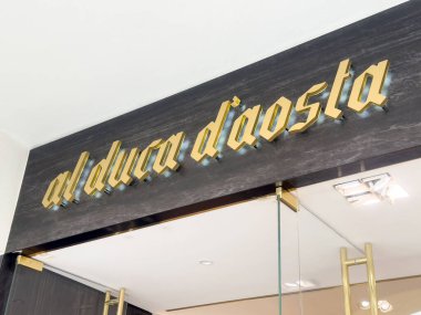 Lüks moda mağazası al duca d 'aosta tabelası. Zarif altın harflerle..