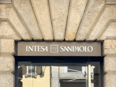 Tarihi bina girişinde Intesa Sanpaolo banka tabelası.
