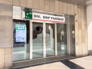 Bnl bnp paribas banka girişi Güneşli bir günde cam kapılı.