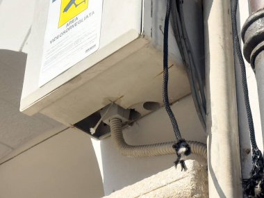 Dışarıdaki duvarda gözetleme uyarısı olan elektrik kutusu..