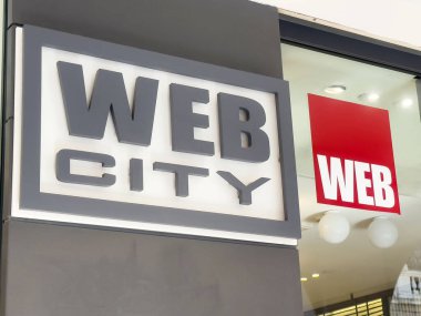 Web şehri mağaza önü işareti ve kırmızı panel görüntüsü.