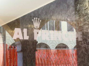 Mimari kemerleri görünür olan camlarda kentsel inşaat yansımaları.