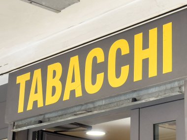 İtalyan Tabacchi dükkanına giriş, sarı renkli..