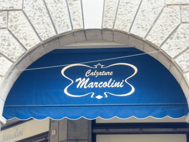 Tarihi binada kalzature marcolini mağazasının zarif mavi tentesi..