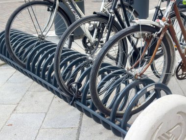 Şehir kaldırımında bisikletli bisiklet parkı.