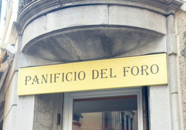 Panificio del foro taş bina cephesinde pastane tabelası.