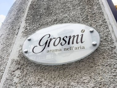 Kentsel ortamdaki dokulu duvarda grosmi işareti.