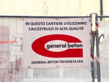 Genel Beton amblemi ve italyan metin duyurusu içeren inşaat sitesi afişi.